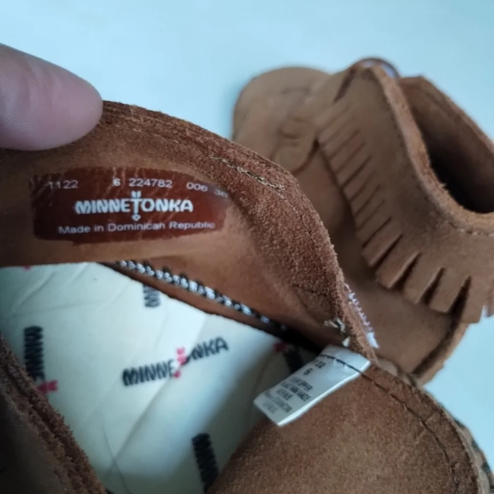 Minnetonka Kids Brown Suede Leather Moccasin Shoes SZ 6 Soft Lightweight Comfy